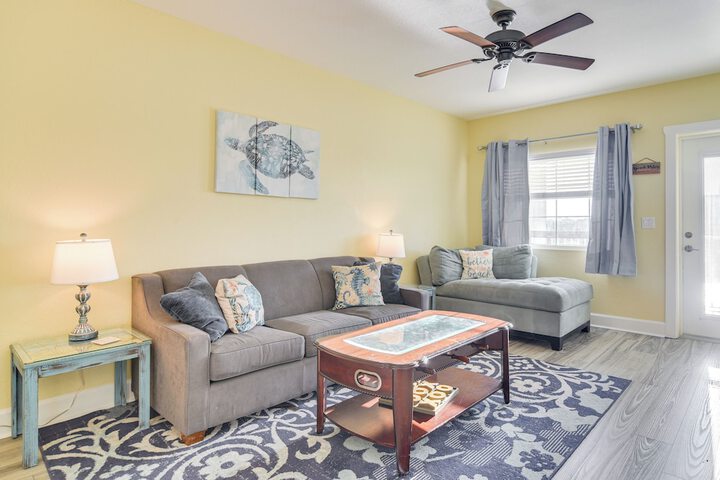 Waterfront Condo w / Water Park Walk to the Beach!