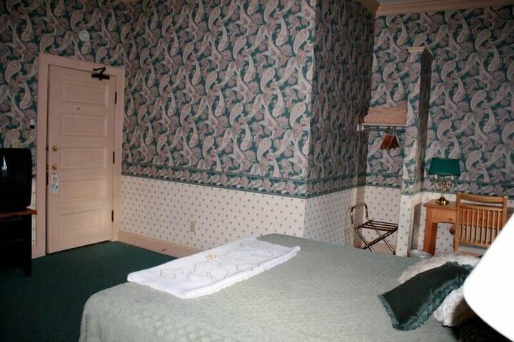 Room 10 of 42