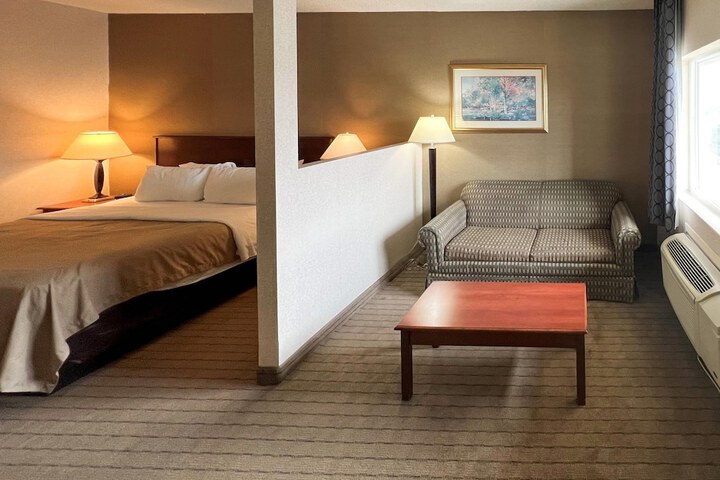 Quality Inn & Suites Grants - I-40