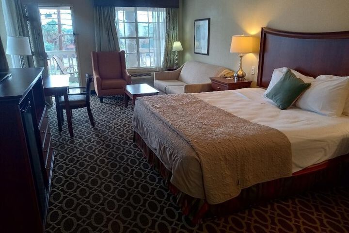 Sunday House Inn and Suites