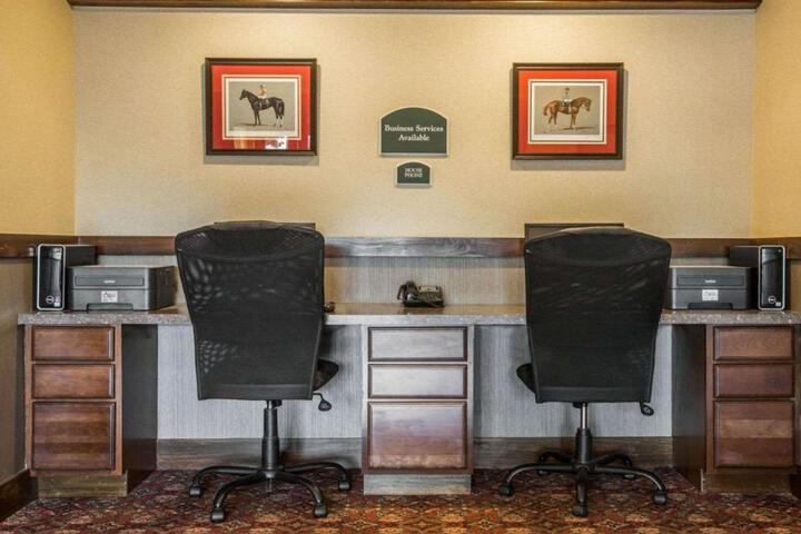Clarion Inn & Suites at the Outlets of Lake George