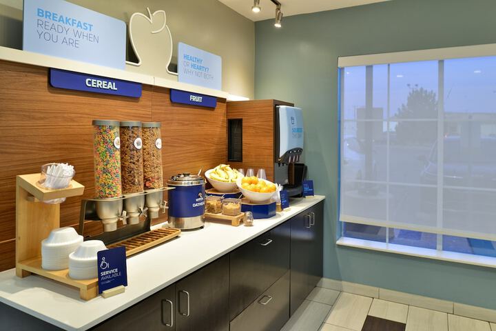 Holiday Inn Express Farmington - Bloomfield by IHG