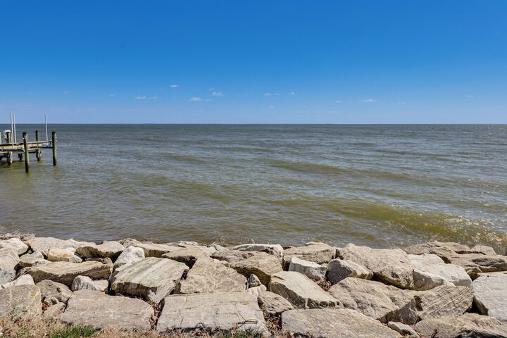 Bayfront Maryland Retreat w / Deck Near Beaches!