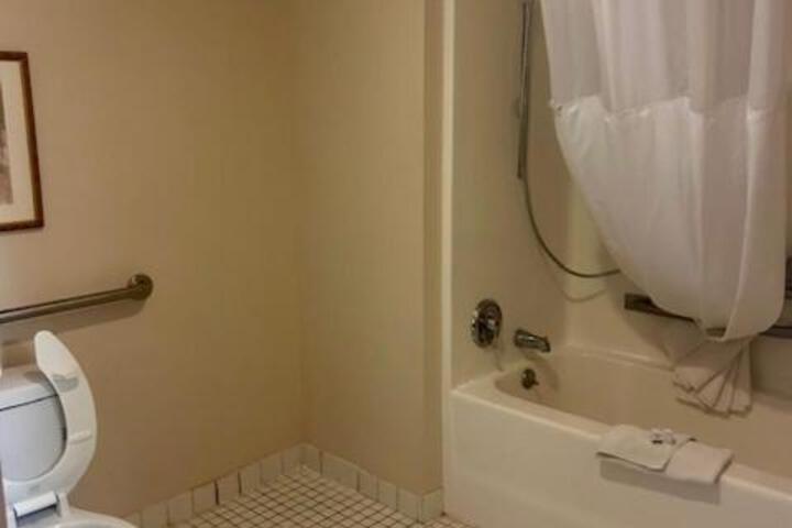Baymont by Wyndham Battle Creek / I-94