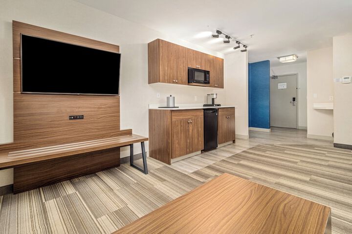 Room 28 of 348