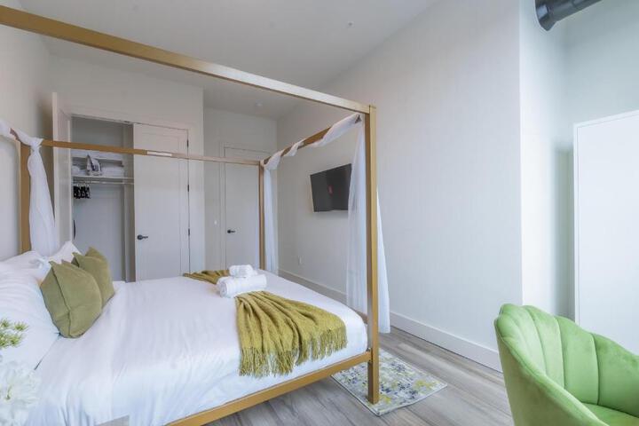 Emerald Escape Free Parking, 2 Bath, Sleeps 8 Near American Dream and The Airport, King Bed and 2 Queen Beds, Washer and Dryer