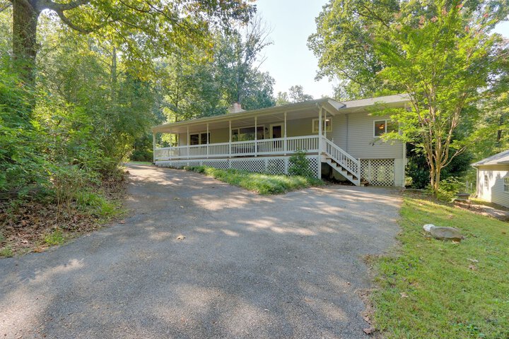 Harpers Ferry Cabin - Walk to Private Lake!