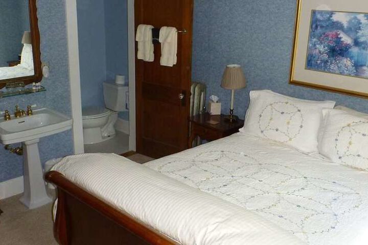 THE TRUMBULL HOUSE BED AND BREAKFAST