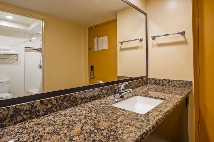 Best Western The Plaza Hotel Honolulu Airport - Free Breakfast