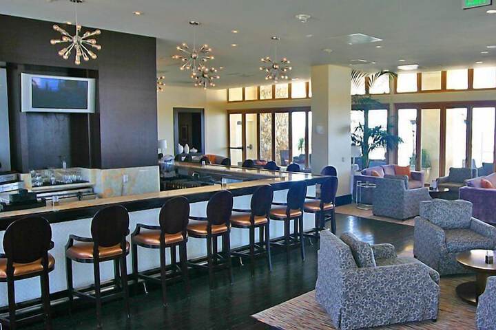 Lounge 27 of 43