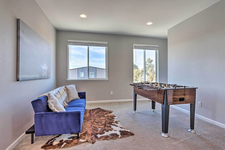 6 Mi to Dtwn Denver: Townhome w / Patio!