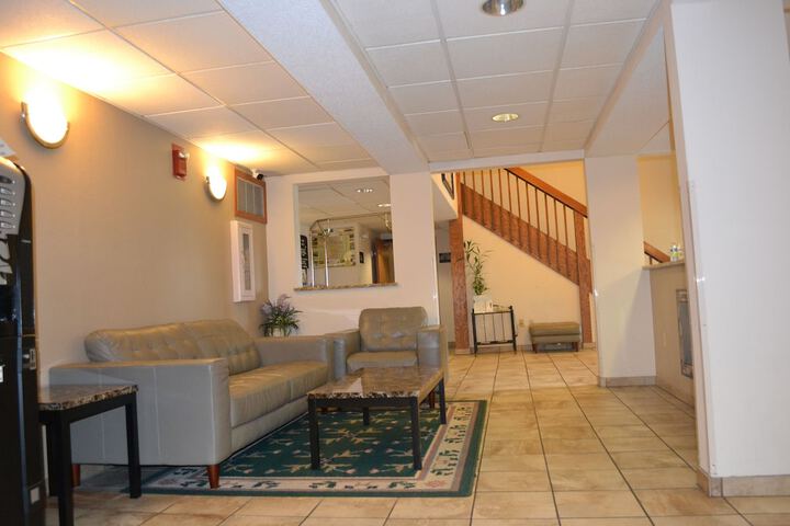 Super 8 by Wyndham Germantown / Milwaukee