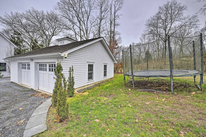 Shelter Island Retreat w / Outdoor Pool!
