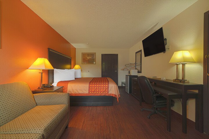 Regency Inn & Suites by OYO Bay City TX