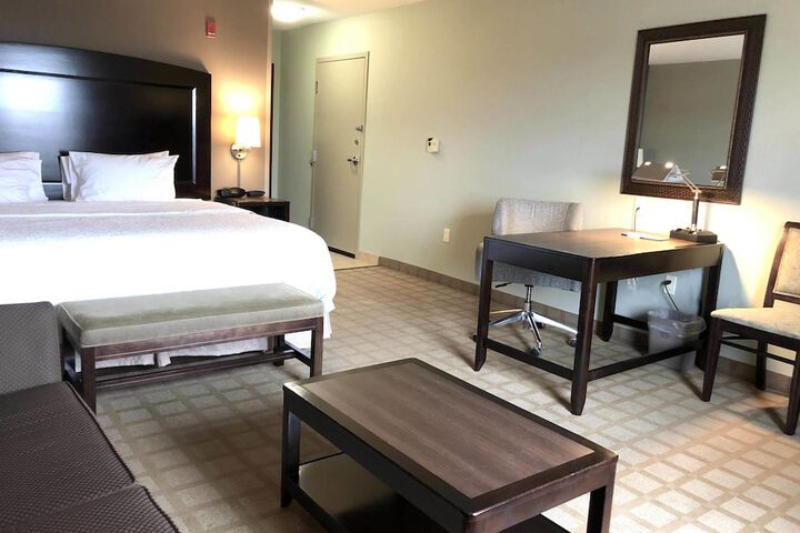 Hampton Inn & Suites Detroit-Canton