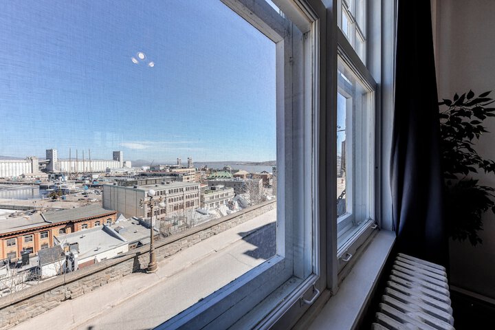 Room 52 of 143