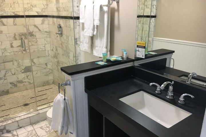 Glenmore Plaza Hotel