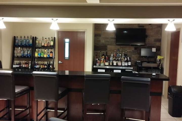 Lounge 48 of 56