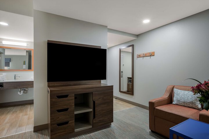 Room 13 of 34