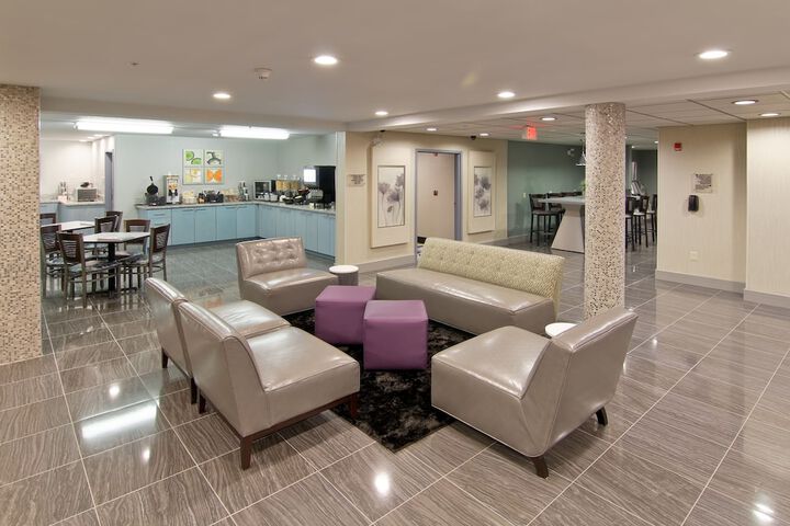 Lounge 47 of 53