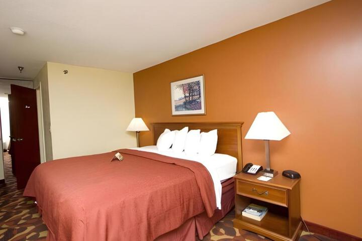 Quality Inn & Suites Kansas City I-435n Near Sports Complex