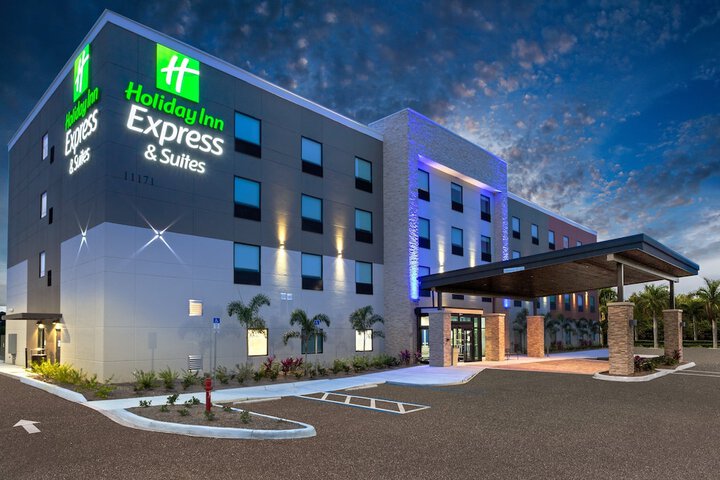 Holiday Inn Express & Suites Ft. Myers Beach-Sanibel Gateway by IHG