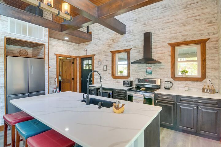 Hike & Climb: Pet-friendly Red River Gorge Cabin!