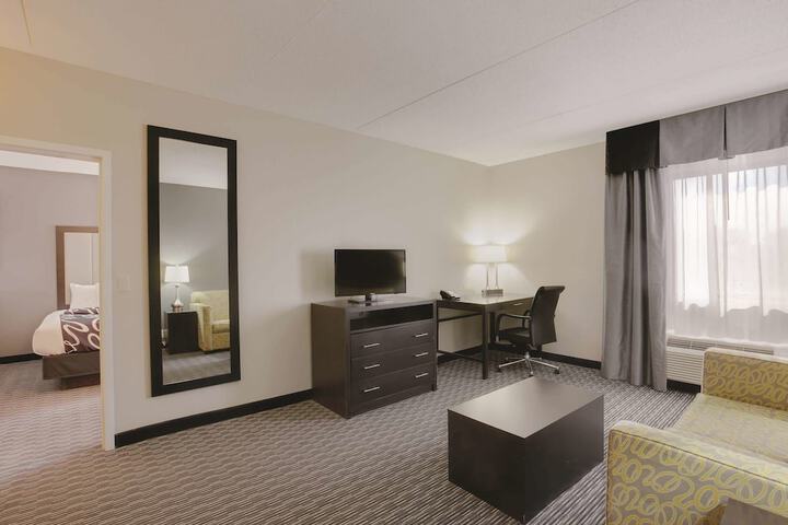 La Quinta Inn & Suites by Wyndham Detroit Metro Airport
