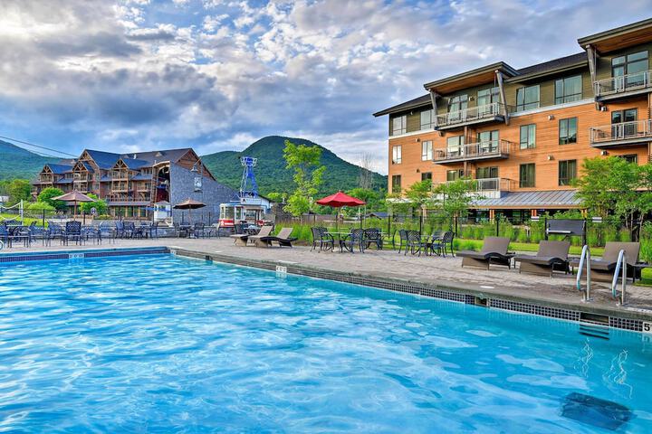 Ski-in Resort Family Condo w / Deck at Jay Peak!