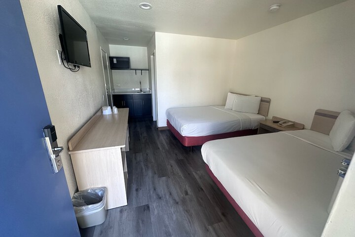 Room 10 of 12