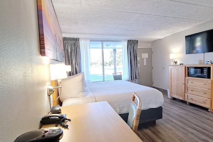 Days Inn & Suites by Wyndham Jekyll Island