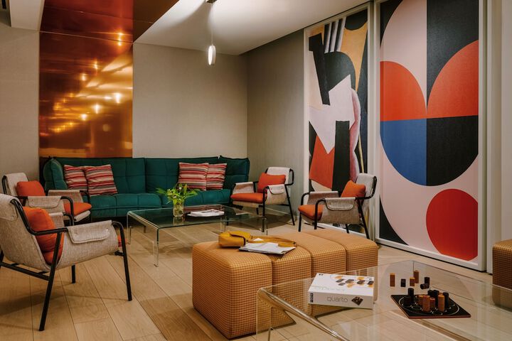 Lounge 86 of 104