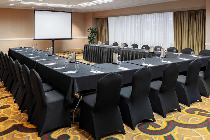 Hilton Indianapolis Hotel & Suites