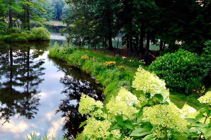 Lakefront Poconos Retreat w / Hot Tub Near Hiking!