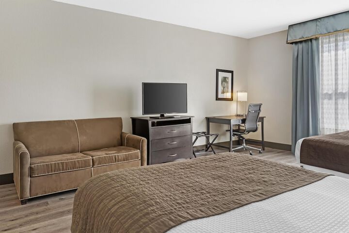Best Western Plus Chain of Lakes Inn & Suites