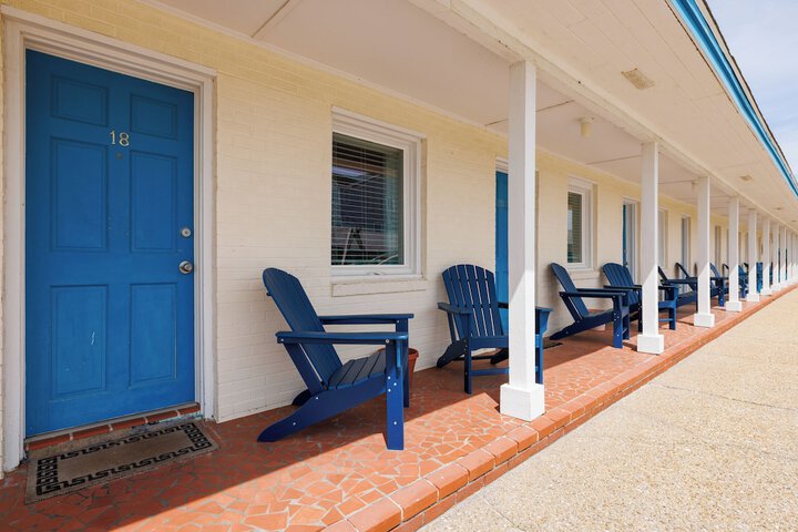 Dolphin Oceanfront Motel