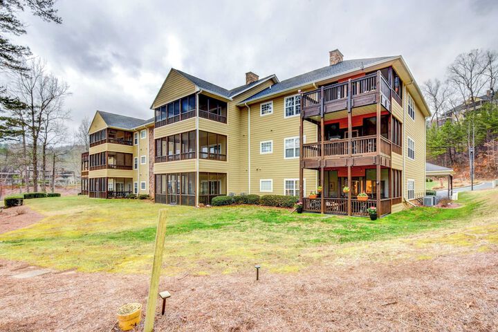 Modern Condo + Golf Course View Near Hiking!