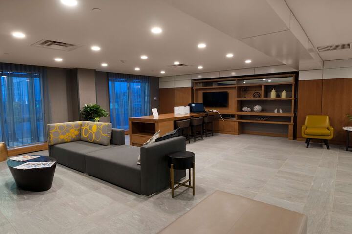 Lounge 105 of 117