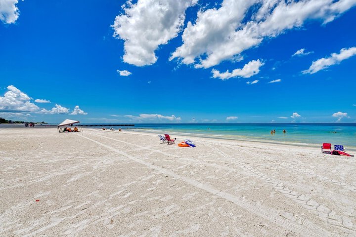 Cottage Haven-one Minute Walk To The Beach-private Yards-keyless Locks