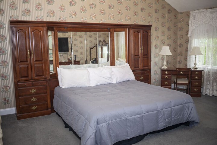 Long House Manor B & B