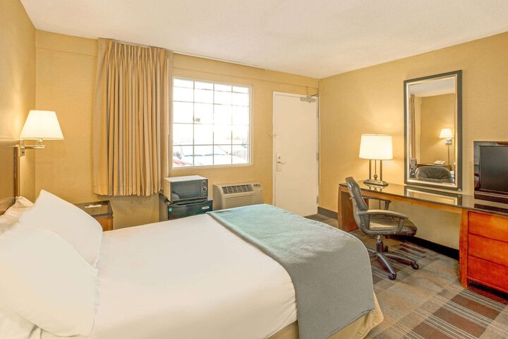 Room 9 of 16