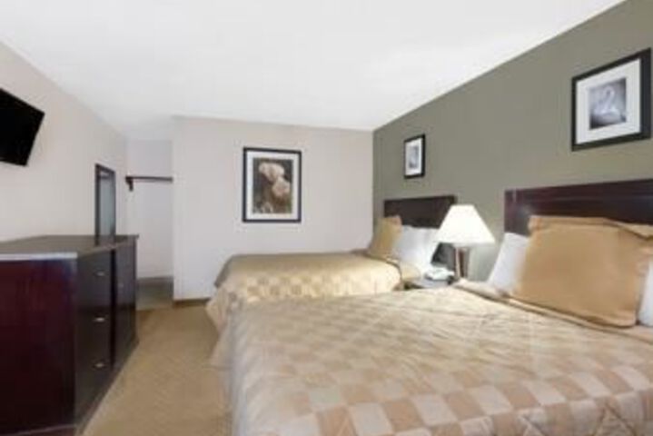 Super 8 by Wyndham Brook Park / Cleveland
