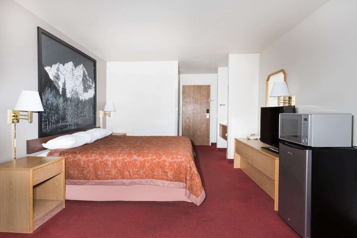 Room 5 of 16