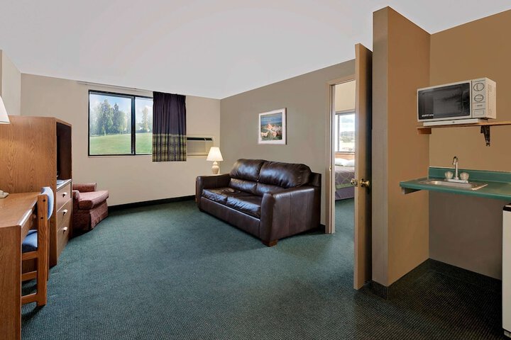 Room 8 of 18