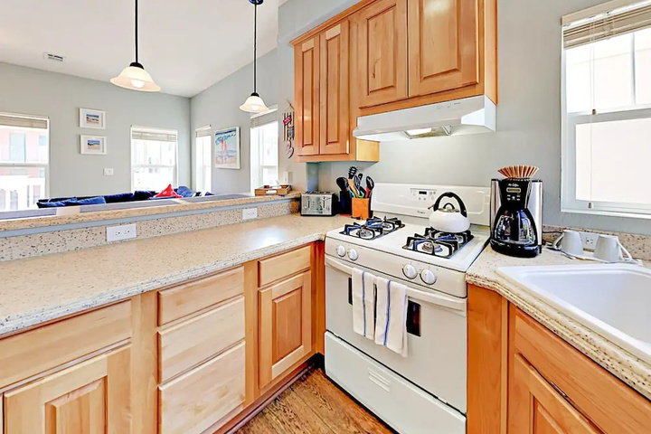 Charming 2br 300 Yards To Beach! 2 Bedroom Home