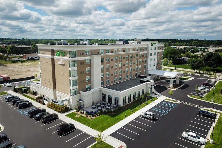 Holiday Inn & Suites Farmington Hills - Detroit NW by IHG