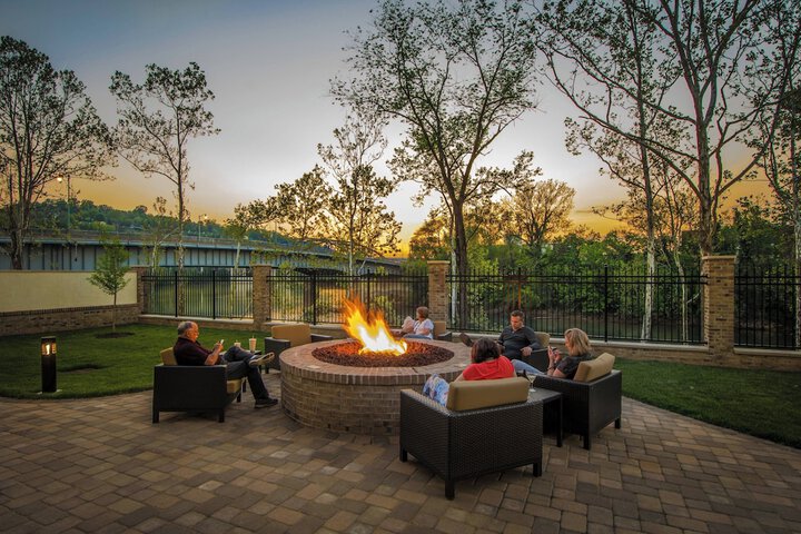 Courtyard by Marriott Charleston Downtown / Civic Center