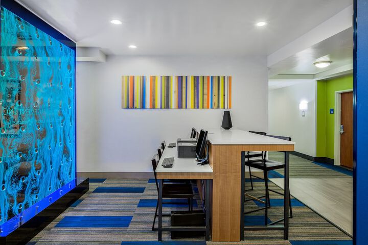 Holiday Inn Express & Suites Oroville Lake by IHG