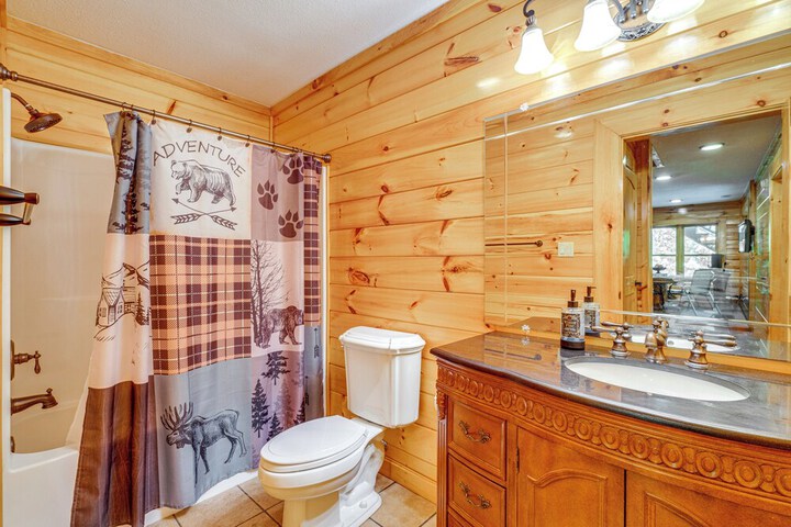 Hike Fish & Golf: Burnsville Retreat w / Deck!