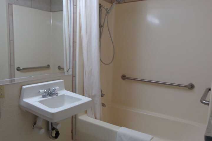 Room 4 of 18